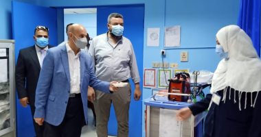 وكيل صحة الشرقية يوزع الحلوى على المرضى والعاملين والأطقم الطبية بالمستشفيات