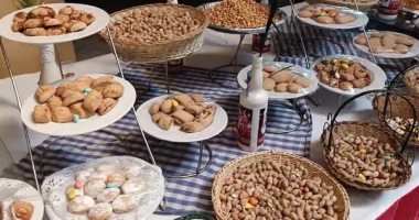 كعك العيد والحلوى والترمس فى بوفية مفتوح للمعيدين بفنادق الغردقة.. صور