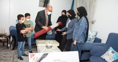 رئيس جامعة أسيوط يسلم أسر شهداء الأطقم الطبية هدايا مقدمة من الرئيس السيسى