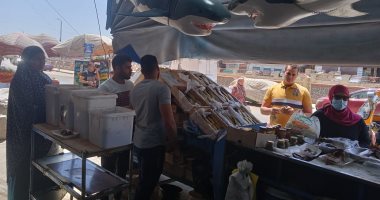 قلعة الفسيخ.. "اللى مكلش فسيخ كفر الشيخ مكلش فسيخ".. سيارات تنتقل إلى المحافظات لمحبيه.. الإقبال عليه فى العيد.. تنتج المحافظة وحدها مليون طن أسماك مملحة سنويا.. وأسعاره من 80 إلى 120 جنيها للكيلو.. صور وفيديو