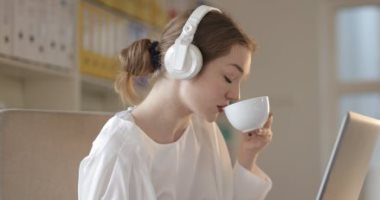إيه الفرق بين خدمات بث أبل ويوتيوب ميوزيك