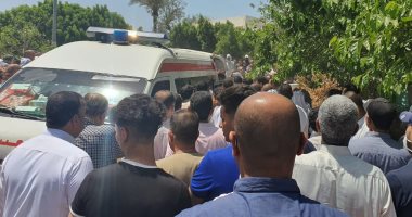 أهالى قرية السيد بالبحيرة يشيعون جثمان عميد شرطة توفى أثناء سجوده بصلاة العشاء