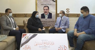 رئيس جامعة سوهاج يسلم هدية الرئيس السيسي لأسر شهداء الأطقم الطبية