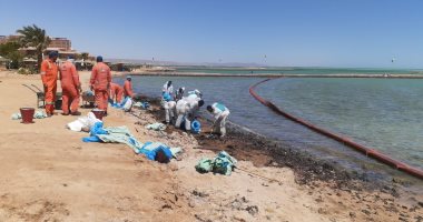 البيئة: استمرار إحتواء التلوث الزيتى بأحد شواطئ الغردقة ومسح بحرى للمنطقة 