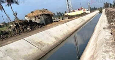 قطار "حياة كريمة" يواصل إنجازته بالشرقية.. تبطين 23 ترعة بمركز الحسينية للدفع بشرايين مياه لرى الأراضى الزراعية بطول 180 كم بـ570 مليون جنيه لخدمة زمام 60 ألف فدان.. القصاصين وأبو سلطان تجاوزت نسبة التنفيذ 95%
