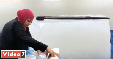 سيدة الثلج.. رشا حافظت على مهنة والدها وتعمل 19 ساعة يوميًا لكسب الحلال.. فيديو