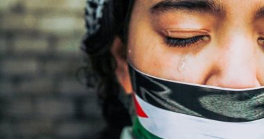 بالعلم والدموع وشال فلسطين.. طفلة تتضامن مع أهالى الشيخ جراح بجلسة تصوير