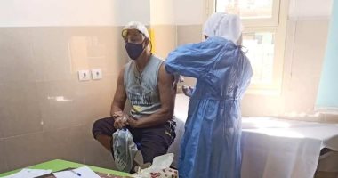 إقبال من المواطنين والأجانب على التسجيل للحصول على لقاح كورونا بالأقصر.. صور