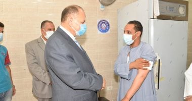 إقبال على مركز تطعيم المواطنين بلقاح كورونا بأسيوط.. والمحافظ يتابع المراكز.. صور