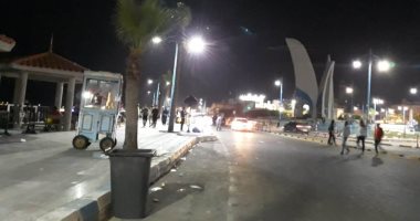 أهالي مطروح يتنزهون على الكورنيش بعد غلق الكافيهات والحدائق.. فيديو وصور