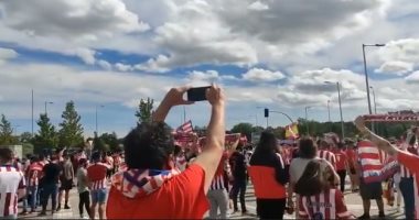 أتلتيكو مدريد ضد أوساسونا.. جماهير الروخيبلانكوس تشعل أجواء المباراة "فيديو"