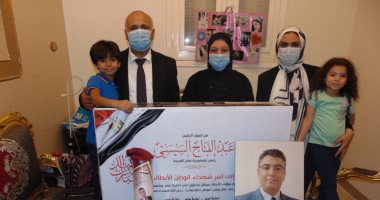 وكيل صحة الغربية يقدّم هدايا رئيس الجمهورية لأسر شهداء القطاع الطبى