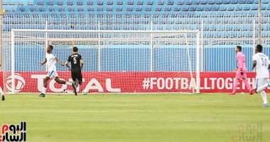 أنيمبا يتقدم على بيراميدز بالدقيقة الأولى بخطأ كارثى من شريف إكرامى.. فيديو