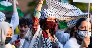 محمد حديد يبكى على جراح فلسطين.. وابنته بيلا تشارك فى مظاهرة داعمة.. صور
