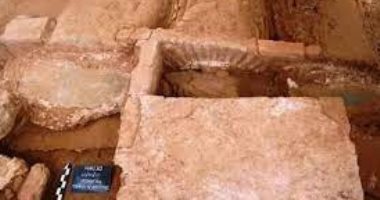 اكتشاف سيف حديدى "مطوى" فى قبر جندى رومانى دفن منذ 1600 عام.. صور