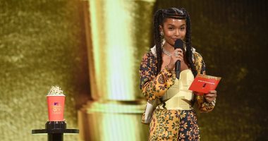 تشادويك بوسمان يحصل على جائزة "الفشار الذهبى" فى حفل جوائز mtv.. فيديو وصور