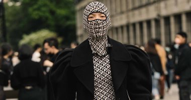 التصميمات غير التقليدية تسيطر على Street Style لموسم خريف 2021.. تصميم مبتكر من "ورق الجرائد" يخطف الأنظار.. تداخل الألوان يتواجد بقوة.. وبسبب "كورونا" القناع أصبح جزءًا من التصميمات