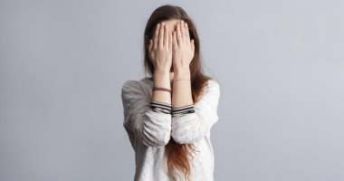 نرد ولا نتجاهلها؟.. اعرفى إتيكيت التعامل مع الأسئلة المحرجة فى لمة العيلة