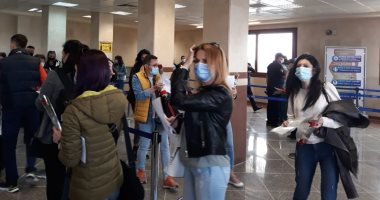 مطار مطروح يستقبل أول فوج سياحى يضم مديرى وأصحاب شركات سياحة رومانية.. فيديو وصور