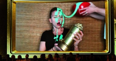 سكارليت جوهانسون تتعرض لمقلب طريف من زوجها خلال تسلم جائزة mtv.. فيديو