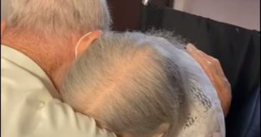 لحظة لم شمل زوجين مسنين بعد عام من الانفصال بسبب كورونا بأمريكا ..فيديو