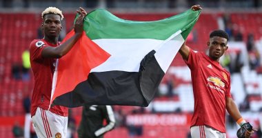 بوجبا بصحبة ديالو يرفعان علم فلسطين فى قلعة أولد ترافورد.. فيديو