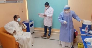 إقبال الشباب والكبار للحصول على لقاح كورونا فى مستشفيات الأقصر.. صور