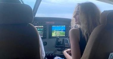 هنا الزاهد توضح صورة جلوسها بجانب قائد الطائرة فى تنزانيا 