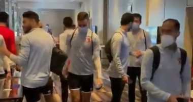 لاعبو الأهلى يلتزمون بالتعليمات الوقائية قبل المحاضرة الفنية في جنوب افريقيا.. فيديو