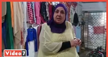 حط هدومك القديمة والمحتاج ياخدها ببلاش.. سناء حولت مدخل عمارتها لمعرض ملابس.. فيديو