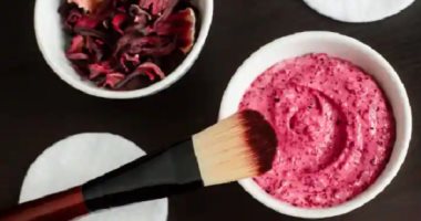 وصفات طبيعية من الكركديه لترطيب البشرة والحفاظ عليها من التجاعيد
