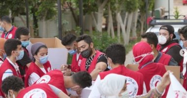 تامر حسنى يتطوع فى الهلال الأحمر لمساندة الشعب الفلسطينى.. صور