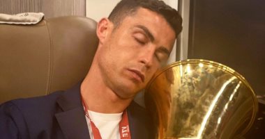 كريستيانو رونالدو يحتضن كأس إيطاليا بعد التتويج مع يوفنتوس: "تصبحون علي خير"