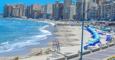 محافظ الإسكندرية يعلن افتتاح شاطئ المندره مجانا ويستقبل رواده غدا.. صور
