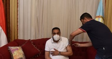 محافظ مطروح يتلقى الجرعة الأولى من لقاح فيروس كورونا