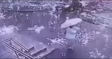 زى المطر.. شرارات كهربائية تتساقط على رؤوس الناس بسبب صاعقة فى روسيا.. فيديو