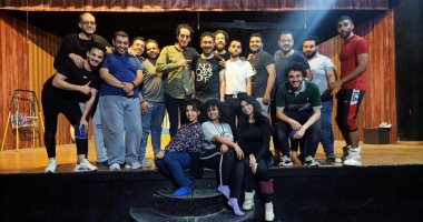 "Dogs" عرض استعراضى كوميدى حول مجتمع تخيلى من الكلاب