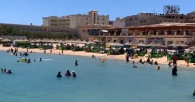 إقبال على شواطئ البحر الأحمر بعد عودة فتحها من جديد.. لايف