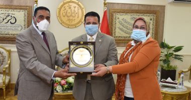 محافظ مطروح يوقد شعلة أولمبياد الطفل ويكرم أبطال الجمهورية أشبال الكاراتيه