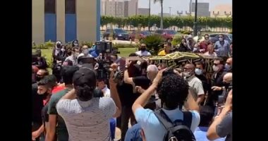 حمادة هلال وكريم محمود عبد العزيز ومحمد عبد الرحمن يشاركون فى جنازة سمير غانم