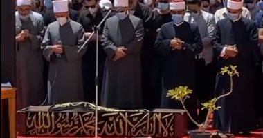 وصول جثمان سمير غانم برفقة ابنتيه دنيا وإيمى وزوجيهما.. فيديو وصور