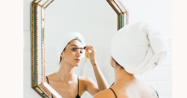 5 حيل مكياج لمظهر مثالى.. ملعقة لوضع الماسكارا و"هاشتاج" لرسم سموكى آيز