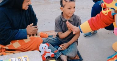 "يوم السعادة" مبادرة شبابية لتوزيع الهدايا على أطفال طنطا في الغربية.. صور 