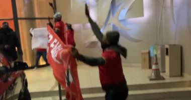 جماهير الأهلي بجنوب أفريقيا تستقبل الفريق فى فندق الإقامة بعد التأهل.. فيديو