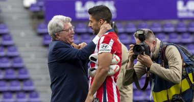 رئيس أتلتيكو مدريد: ليس لدي شك في بقاء سيميوني وسواريز