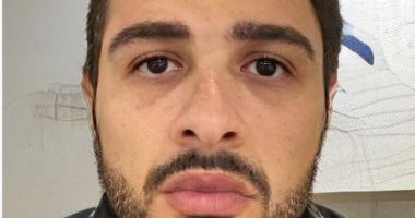 ياسمين عبد العزيز تداعب جمهورها بصورة تحولها لرجل.. والعوضي: على الله حكايتك بجد