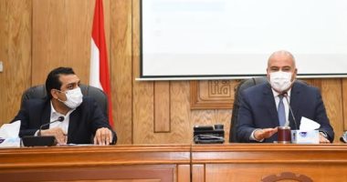 محافظ قنا يناقش بنود التعاقد مع المستفيدين من أراضي مدينة الأمل