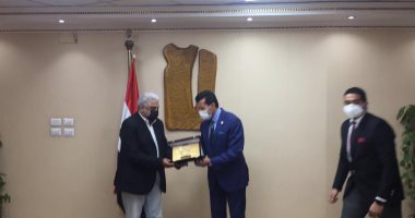 وزير الرياضة يكرم لجنة الزمالك السابقة برئاسة عماد عبد العزيز.. فيديو وصور