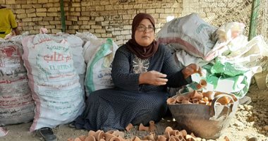 الزوجة السند.. "هويدا" رفعت شعار "العمل الشريف يرفع من شأن صاحبه".. حاصلة على مؤهل عالٍ وتعمل فى تصنيع الفخار لمساعدة زوجها منذ 25 عامًا.. وتفخر بعائلة زوجها كونهم أقدم صانعى الفخار الأسمر على مستوى جمهورية