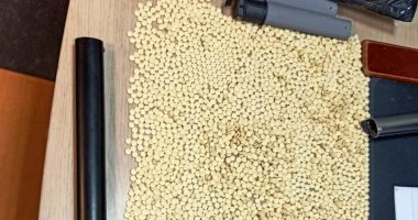 ضبط 5200 قرص مخدر مع راكب عربى بمطار القاهرة.. صور 